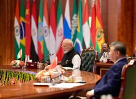 Narendra Modi et Xi Jinping devant les drapeaux des pays membres, sommet des BRICS à New Delhi, septembre 2026
