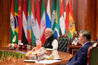 Narendra Modi et Xi Jinping devant les drapeaux des pays membres, sommet des BRICS à New Delhi, septembre 2026