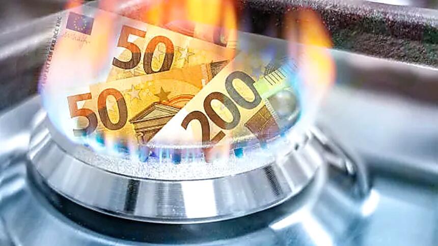 Billets de banque en euros brûlant dans la flamme bleue d'une gazinière, illustrant la hausse du prix du gaz