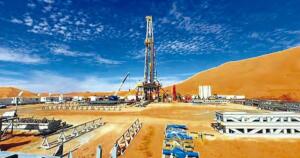 Appareil de forage pétrolier dans le désert à Hassi Messaoud, Algérie