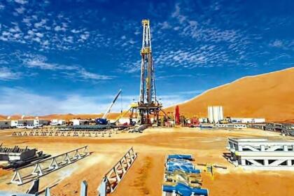 Appareil de forage pétrolier dans le désert à Hassi Messaoud, Algérie