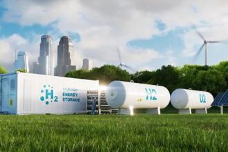 Rendu 3D d'un conteneur blanc marqué « H2 Hydrogen Energy Storage » et de deux réservoirs cylindriques blancs posés sur une pelouse, avec des éoliennes, un panneau solaire et des gratte-ciel en arrière-plan.