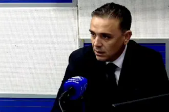 Idir Saci, expert financier, s'exprime au micro de la Chaîne 3 de la Radio algérienne en studio.