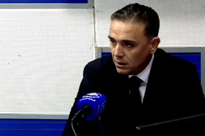Idir Saci, expert financier, s'exprime au micro de la Chaîne 3 de la Radio algérienne en studio.