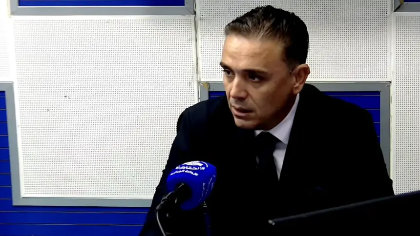 Idir Saci, expert financier, s'exprime au micro de la Chaîne 3 de la Radio algérienne en studio.