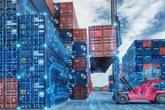 Conteneurs empilés dans un terminal portuaire, recouverts d'un motif de circuits numériques lumineux, pendant qu'un chariot porte-conteneurs rouge soulève une boîte.
