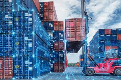 Conteneurs empilés dans un terminal portuaire, recouverts d'un motif de circuits numériques lumineux, pendant qu'un chariot porte-conteneurs rouge soulève une boîte.