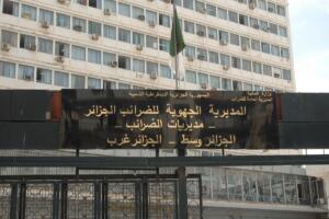 لافتة المديرية الجهوية للضرائب بالجزائر أمام المبنى الإداري، وتظهر عليها شعارات الجمهورية الجزائرية ووزارة المالية