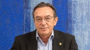 José Miquel, président de l'association espagnole des fabricants de machines céramiques Asebec, en veste sombre devant un tableau bleu