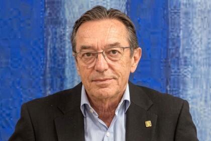 José Miquel, président de l'association espagnole des fabricants de machines céramiques Asebec, en veste sombre devant un tableau bleu
