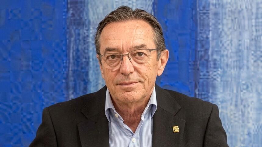 José Miquel, président de l'association espagnole des fabricants de machines céramiques Asebec, en veste sombre devant un tableau bleu