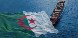 Porte-conteneurs en mer et drapeau algérien superposé sur l'eau. (montage)