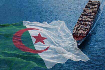 Porte-conteneurs en mer et drapeau algérien superposé sur l'eau. (montage)