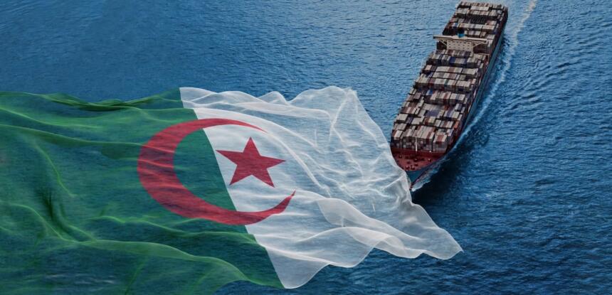 Porte-conteneurs en mer et drapeau algérien superposé sur l'eau. (montage)