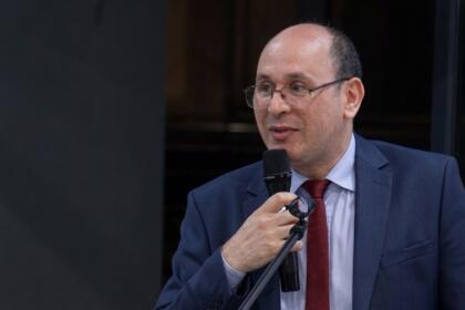 Mohand Bourai, gouverneur de la Banque d'Algérie, parlant au micro lors d'une prise de parole publique (photo d'archive)