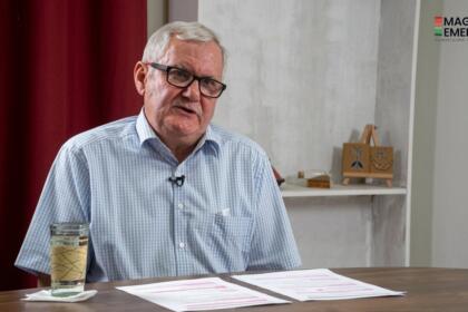 Rachid Sekak, en chemise à carreaux bleus, s’exprime assis à une table devant des documents annotés, sur le plateau de l’émission Public, Privé de Maghreb Émergent.