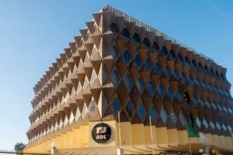Façade alvéolée du siège de la Banque de développement local (BDL) à Alger, avec logo et drapeau algérien.