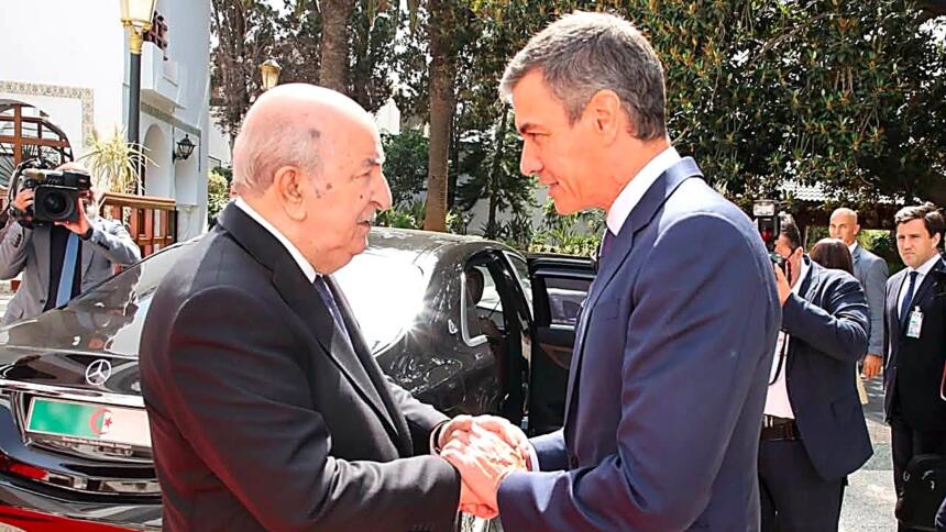 Abdelmadjid Tebboune et Pedro Sánchez se serrent la main à Alger, le 20 juillet 2026