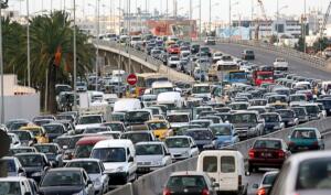 Embouteillage sur une voie rapide urbaine, avec plusieurs files de voitures à l'arrêt, illustrant la densification du trafic automobile.