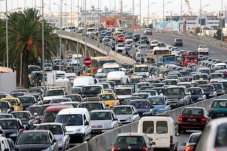 Embouteillage sur une voie rapide urbaine, avec plusieurs files de voitures à l'arrêt, illustrant la densification du trafic automobile.