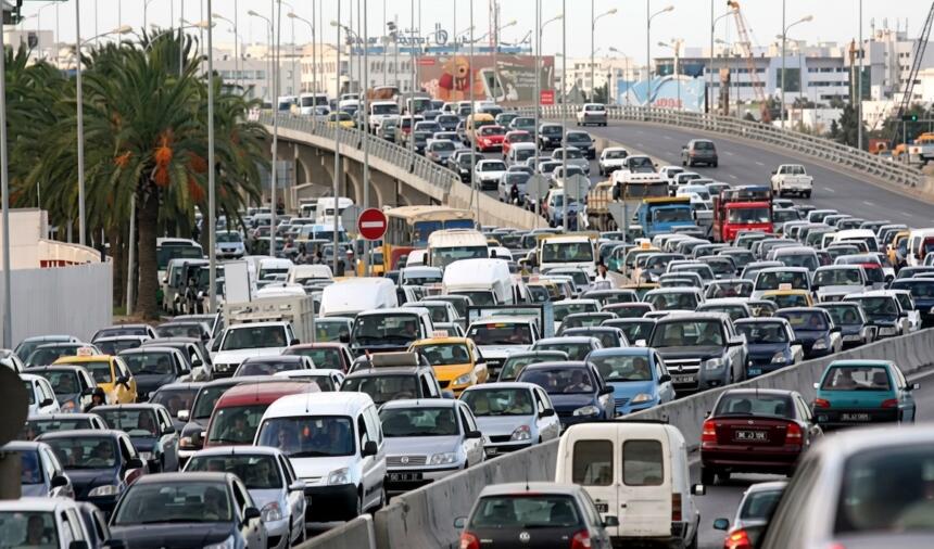 Embouteillage sur une voie rapide urbaine, avec plusieurs files de voitures à l'arrêt, illustrant la densification du trafic automobile.