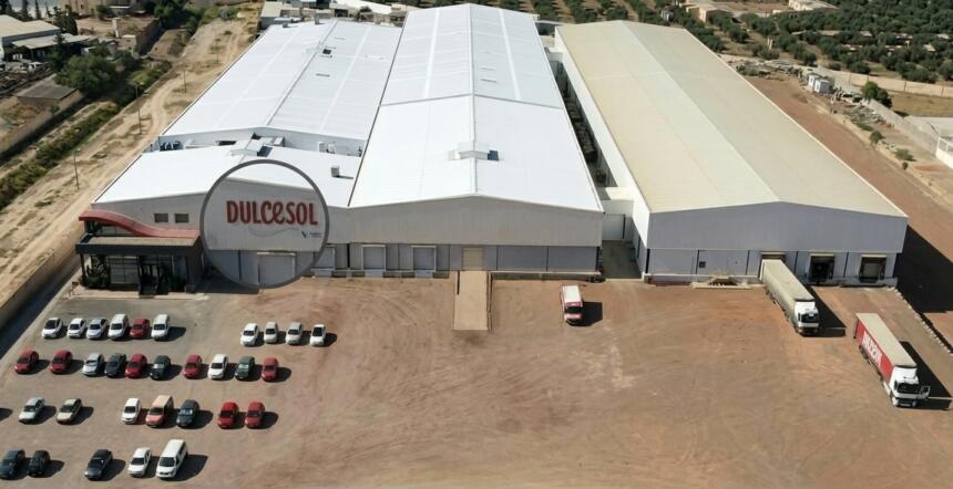 Usine du groupe Vicky Foods portant le logo Dulcesol, bâtiment industriel avec parking et camions de livraison
