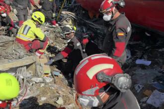 Des militaires espagnols portent secours sur les lieux de la collision entre deux trains à grande vitesse, un AVE de Renfe et un Iryo, près d’Urda et de Los Yébenes, dans la province de Tolède, au sud de Madrid, le 28 octobre 2026.