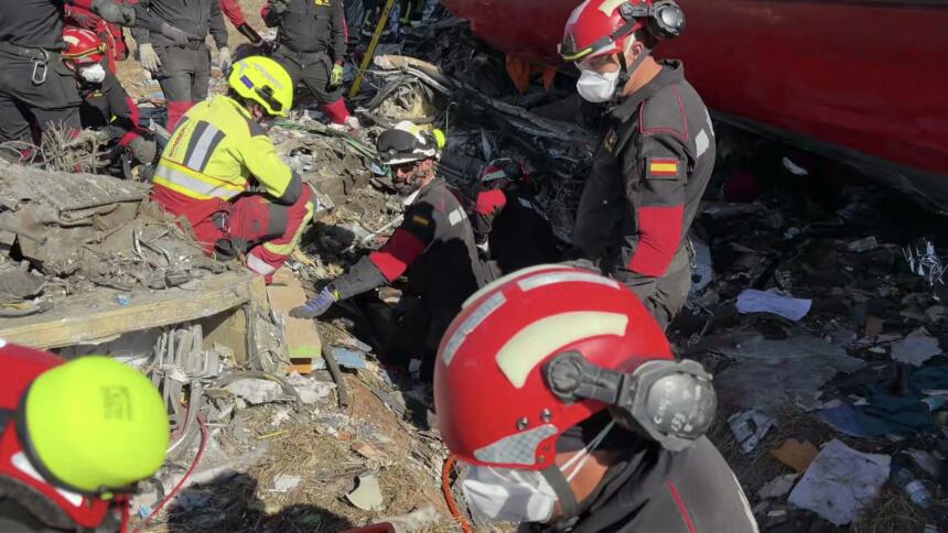 Des militaires espagnols portent secours sur les lieux de la collision entre deux trains à grande vitesse, un AVE de Renfe et un Iryo, près d’Urda et de Los Yébenes, dans la province de Tolède, au sud de Madrid, le 28 octobre 2026.