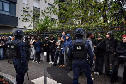Face à face, police vs étudiants, lycéens et enseignants, à Lyon, le 8 octobre