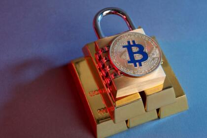 Cadenas à code posé sur des lingots d’or, surmonté d’une pièce bitcoin, illustrant le piratage de Binance