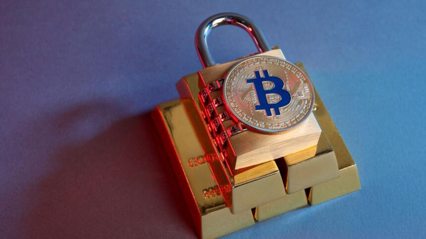 Cadenas à code posé sur des lingots d’or, surmonté d’une pièce bitcoin, illustrant le piratage de Binance
