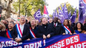 Jean-Luc Mélenchon avec des cadres de LFI à la manifestation du 17 octobre 2026