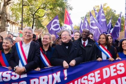 Jean-Luc Mélenchon avec des cadres de LFI à la manifestation du 17 octobre 2026