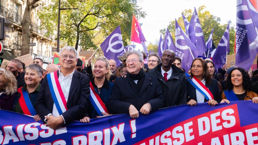 Jean-Luc Mélenchon avec des cadres de LFI à la manifestation du 17 octobre 2026
