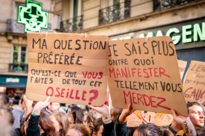 17 octobre 2026 à Paris, des manifestants avec des pancartes contre le gouvernement