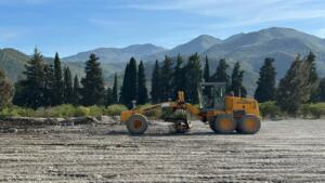 Engin de chantier sur les travaux de la pénétrante autoroutière de Béjaïa, dont deux tronçons restent à achever.