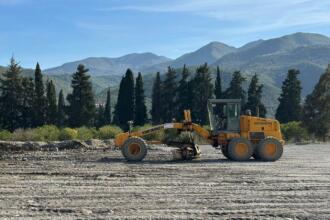 Engin de chantier sur les travaux de la pénétrante autoroutière de Béjaïa, dont deux tronçons restent à achever.
