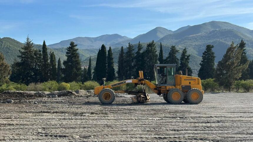 Engin de chantier sur les travaux de la pénétrante autoroutière de Béjaïa, dont deux tronçons restent à achever.