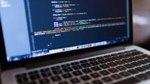 Écran d'ordinateur portable affichant du code PHP