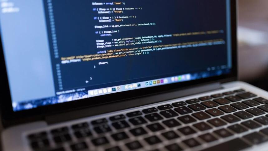Écran d'ordinateur portable affichant du code PHP