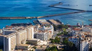 Vue aérienne du port d'Alger, avec ses jetées, des navires à quai et les immeubles du front de mer