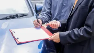 Le bloc est un peu décalé de 4 px par rapport à la marge ; je l’ajuste. La signature « Maghreb Émergent » est maintenant en bas à gauche, en blanc sur un bloc rouge, alignée sur la marge du texte. Je l’ai placée sous les lignes de source. J’ai monté les moyennes et la source d’un cran pour qu’elles ne touchent pas le bloc. J’ai pris « surligné en rouge » au sens d’un fond rouge. Si vous vouliez plutôt du texte rouge sans fond, ou un autre emplacement, par exemple en haut à gauche au-dessus du titre, dites-le-moi. Le rouge ( #C8102E) est proche de l’orange de la barre IRD. Ils restent distincts, mais je peux changer la teinte si vous avez le rouge exact de votre charte. surligne pas coloré La signature est maintenant surlignée en rouge, comme au marqueur, et le texte reste en sombre. Je n’ai plus le bloc rouge plein avec texte blanc. J’ai lu « surligné pas coloré » comme un effet de surligneur plutôt qu’un aplat. Si vous vouliez dire autre chose, par exemple le texte lui-même en rouge sans fond, dites-le-moi. souligné en rouge La signature « Maghreb Émergent » est maintenant en bas à gauche, en texte sombre avec un trait rouge dessous. Le surlignage a disparu. legende et texte alt por mon CTR Writing a caption and alt text for a car accident photo. Voici la légende et le texte alt pour cette photo. Légende (version courte, pour Discover et l’article) Illustration. Plus de 1,4 million de dossiers de sinistres automobiles restaient à payer fin juin 2026, selon le Conseil national des assurances. Légende (version plus éditoriale) Un constat se signe souvent sur le capot, mais le règlement tarde. Fin juin 2026, 1 439 578 dossiers automobiles attendaient d’être payés, selon le CNA. Texte alt Deux hommes autour d’un presse-papiers posé sur le capot d’une voiture bleue, l’un signe un constat de sinistre automobile, l’autre pointe le document du doigt. Variante plus courte pour l’alt (moins de 125 caractères) Constat de sinistre automobile signé sur le capot d’une voiture bleue, assurances en Algérie.
