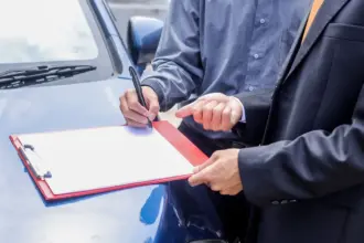 Le bloc est un peu décalé de 4 px par rapport à la marge ; je l’ajuste. La signature « Maghreb Émergent » est maintenant en bas à gauche, en blanc sur un bloc rouge, alignée sur la marge du texte. Je l’ai placée sous les lignes de source. J’ai monté les moyennes et la source d’un cran pour qu’elles ne touchent pas le bloc. J’ai pris « surligné en rouge » au sens d’un fond rouge. Si vous vouliez plutôt du texte rouge sans fond, ou un autre emplacement, par exemple en haut à gauche au-dessus du titre, dites-le-moi. Le rouge ( #C8102E) est proche de l’orange de la barre IRD. Ils restent distincts, mais je peux changer la teinte si vous avez le rouge exact de votre charte. surligne pas coloré La signature est maintenant surlignée en rouge, comme au marqueur, et le texte reste en sombre. Je n’ai plus le bloc rouge plein avec texte blanc. J’ai lu « surligné pas coloré » comme un effet de surligneur plutôt qu’un aplat. Si vous vouliez dire autre chose, par exemple le texte lui-même en rouge sans fond, dites-le-moi. souligné en rouge La signature « Maghreb Émergent » est maintenant en bas à gauche, en texte sombre avec un trait rouge dessous. Le surlignage a disparu. legende et texte alt por mon CTR Writing a caption and alt text for a car accident photo. Voici la légende et le texte alt pour cette photo. Légende (version courte, pour Discover et l’article) Illustration. Plus de 1,4 million de dossiers de sinistres automobiles restaient à payer fin juin 2026, selon le Conseil national des assurances. Légende (version plus éditoriale) Un constat se signe souvent sur le capot, mais le règlement tarde. Fin juin 2026, 1 439 578 dossiers automobiles attendaient d’être payés, selon le CNA. Texte alt Deux hommes autour d’un presse-papiers posé sur le capot d’une voiture bleue, l’un signe un constat de sinistre automobile, l’autre pointe le document du doigt. Variante plus courte pour l’alt (moins de 125 caractères) Constat de sinistre automobile signé sur le capot d’une voiture bleue, assurances en Algérie.