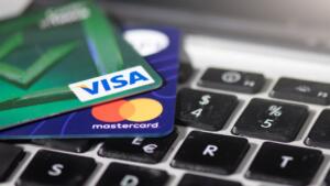 Cartes bancaires Visa et Mastercard personnalisées localement par la SATIM en Algérie