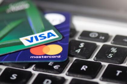 Cartes bancaires Visa et Mastercard personnalisées localement par la SATIM en Algérie
