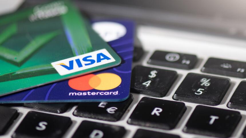 Cartes bancaires Visa et Mastercard personnalisées localement par la SATIM en Algérie
