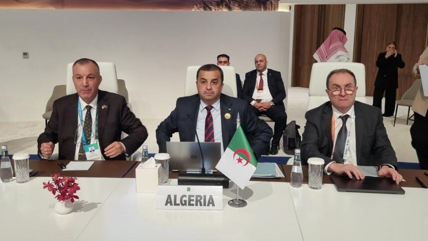 Trois membres de la délégation algérienne assis derrière la plaque « Algeria » au WPC Energy 2026, à Riyad