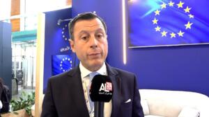 Diego Mellado, ambassadeur de l'UE en Algérie, répond à un micro devant le stand européen du NAPEC 2026, à Oran