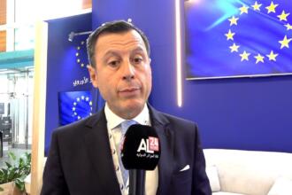 Diego Mellado, ambassadeur de l'UE en Algérie, répond à un micro devant le stand européen du NAPEC 2026, à Oran