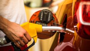 Installations d’une raffinerie de pétrole avec cuves de stockage